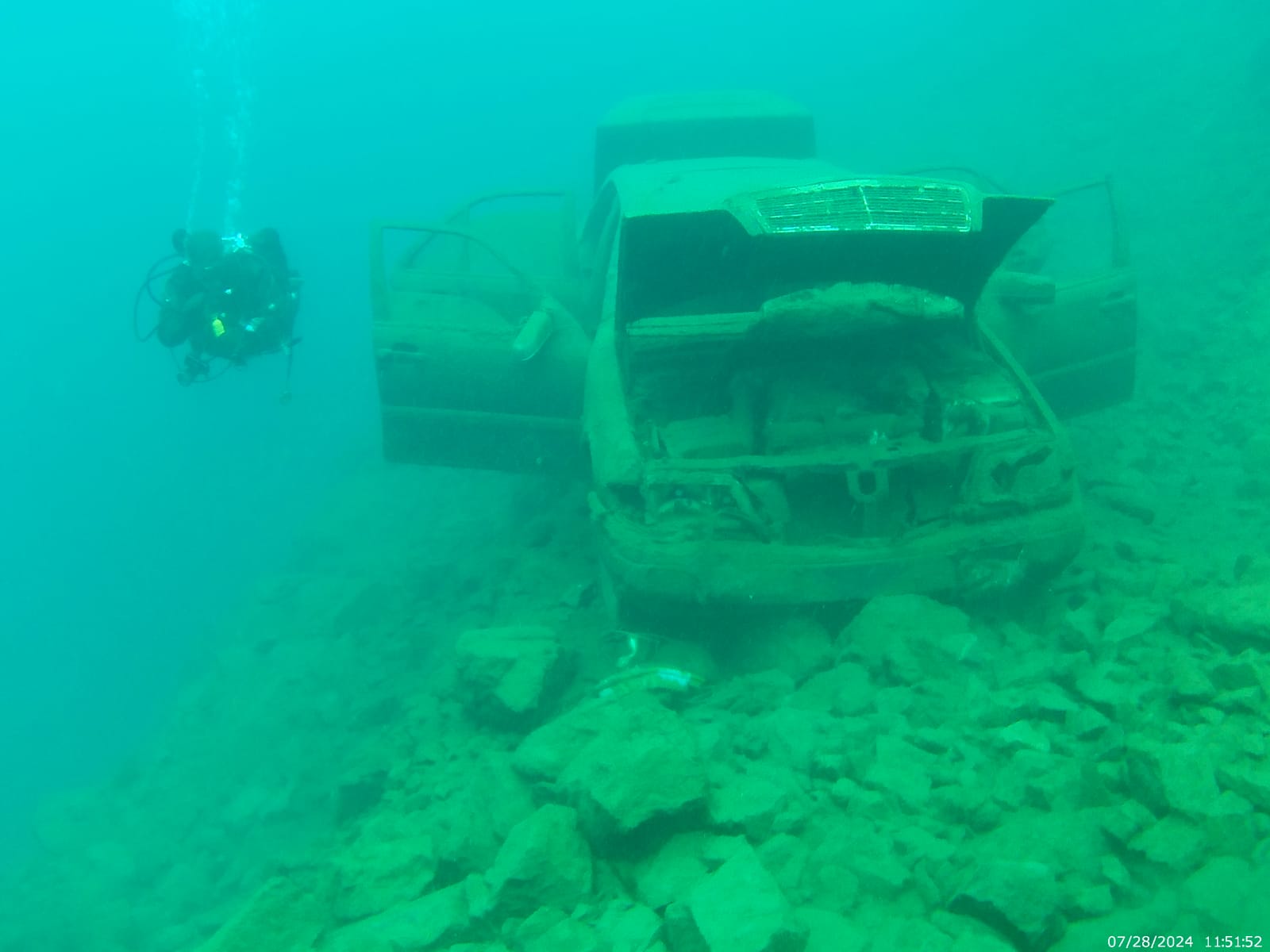 Sukeltajamme ja veden alla oleva auto